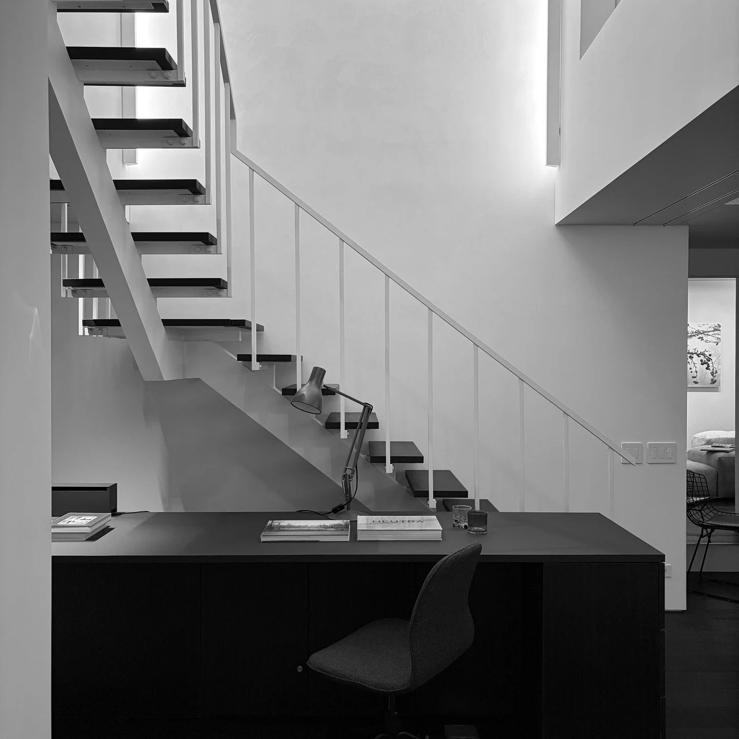 …
In my last post, I talked about surface materials. After writing and posting it, I realized it was way too long-winded—and it took me ages to write. By the time I finished posting, I was completely drained. This time, both the writer and the readers deserve something a bit more lighthearted.

Many of you studying architecture and design have probably taken photography courses or have a passion for the art of photography. We do too—especially black-and-white photography. 

Why do we love black-and-white photography? It’s not that color photos aren’t beautiful or stylish—it’s that by removing the element of color, the amount of information in a photo is instantly cut in half. The remaining information focuses on contours, light, and shadow. It acts as a filter, purifying the image and making the appearance of objects more striking through the contrast of light and shadow, with a stronger sense of depth. This is what makes it unique. As for space…