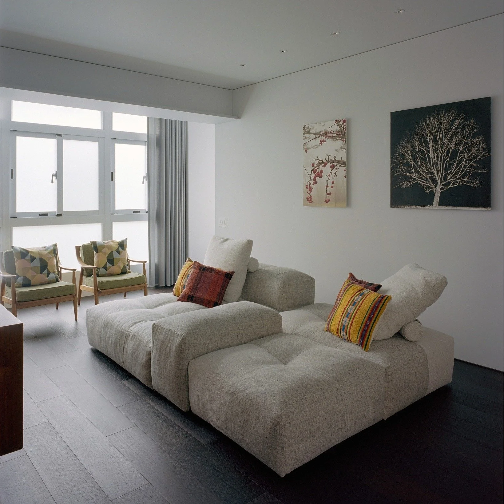 ｜當空間設計定調的差不多了，該來找適合大人也適合小小孩的客廳沙發。

由於這個案子有個開放式空間的客廳，連結了小小孩玩耍的遊戲區以及書房，設計方向鎖定中島式多面向的沙發。然後我們找到了義大利品牌 Saba 的 Pixel 沙發。

◼︎ 打破邊界的「中島式」佈局

Pixel 沙發讓坐在上面休憩的使用者可以面對多個方向，與家中其他成員多點互動，爸爸媽媽可以照顧小小孩玩玩具，也可以與在書房畫圖的小孩輕鬆對話。它在客廳中自然地產生了循環動線，你的小小孩可以繞著沙發追逐，也可以把它當作客廳中央的小山丘