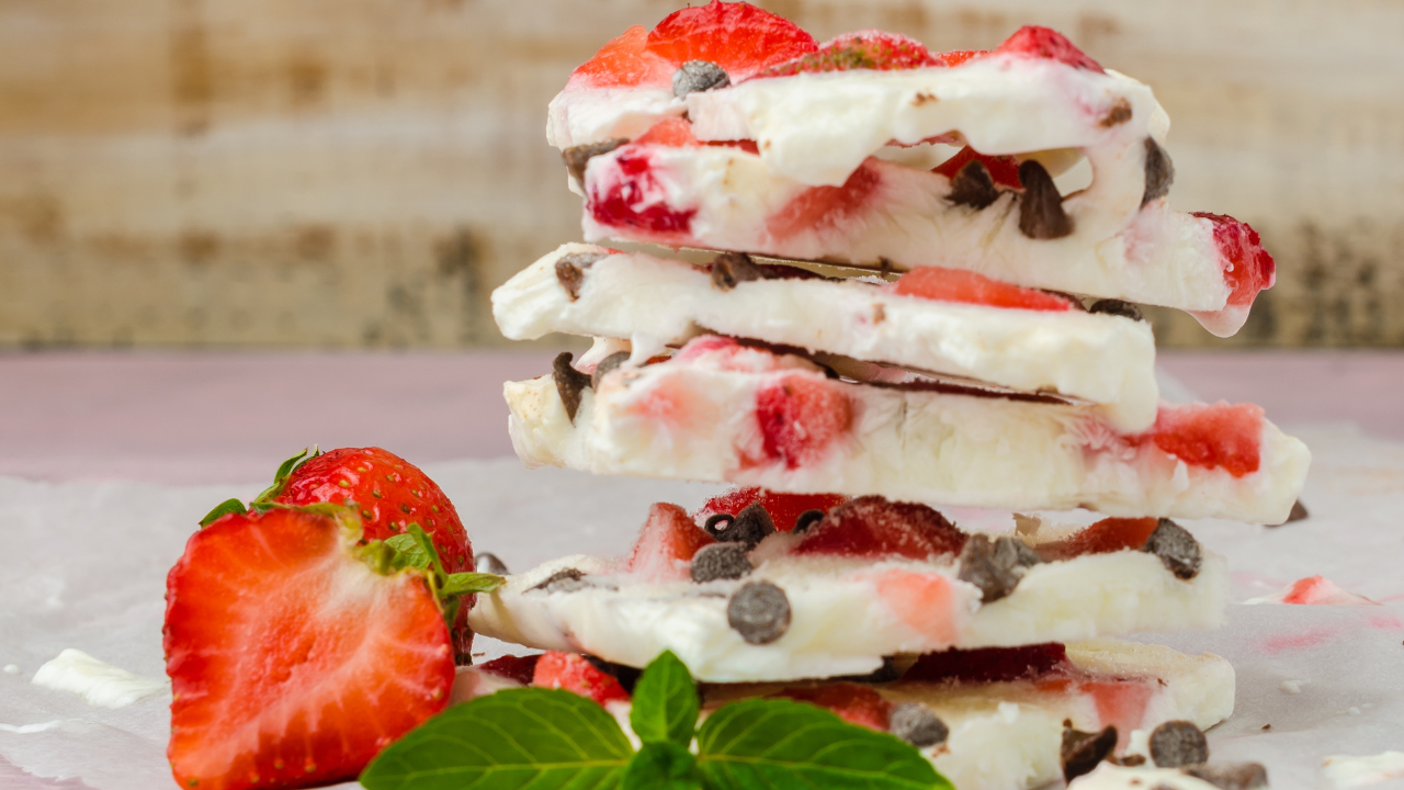 🌱 Strawberry Yogurt Bark Bites