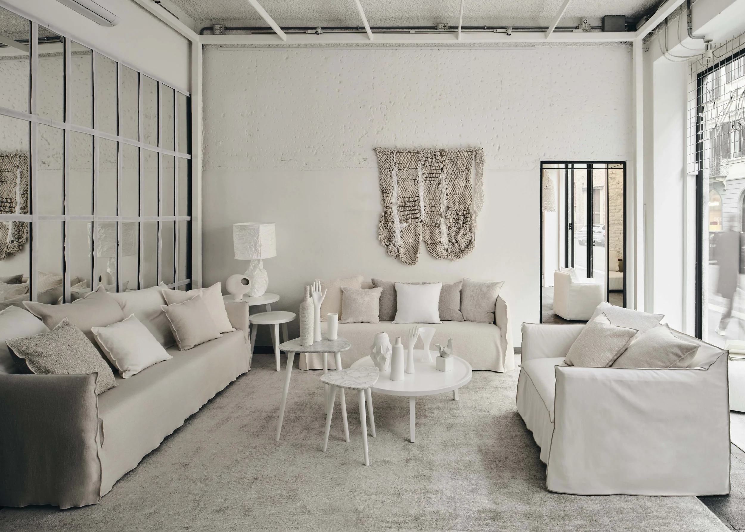  Handwoven tapestry for Gervassoni 1882 showroom in Via Durini in Milano , for the installation “Almost white”  styling by Beatrice Rossetti   picture by Gianluca Bellomo 