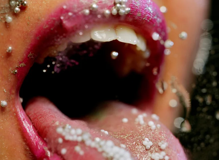 Marilyn Minter Gimmie, C- print. Edition of 5. 76,2 x 101,6 cm, 2008