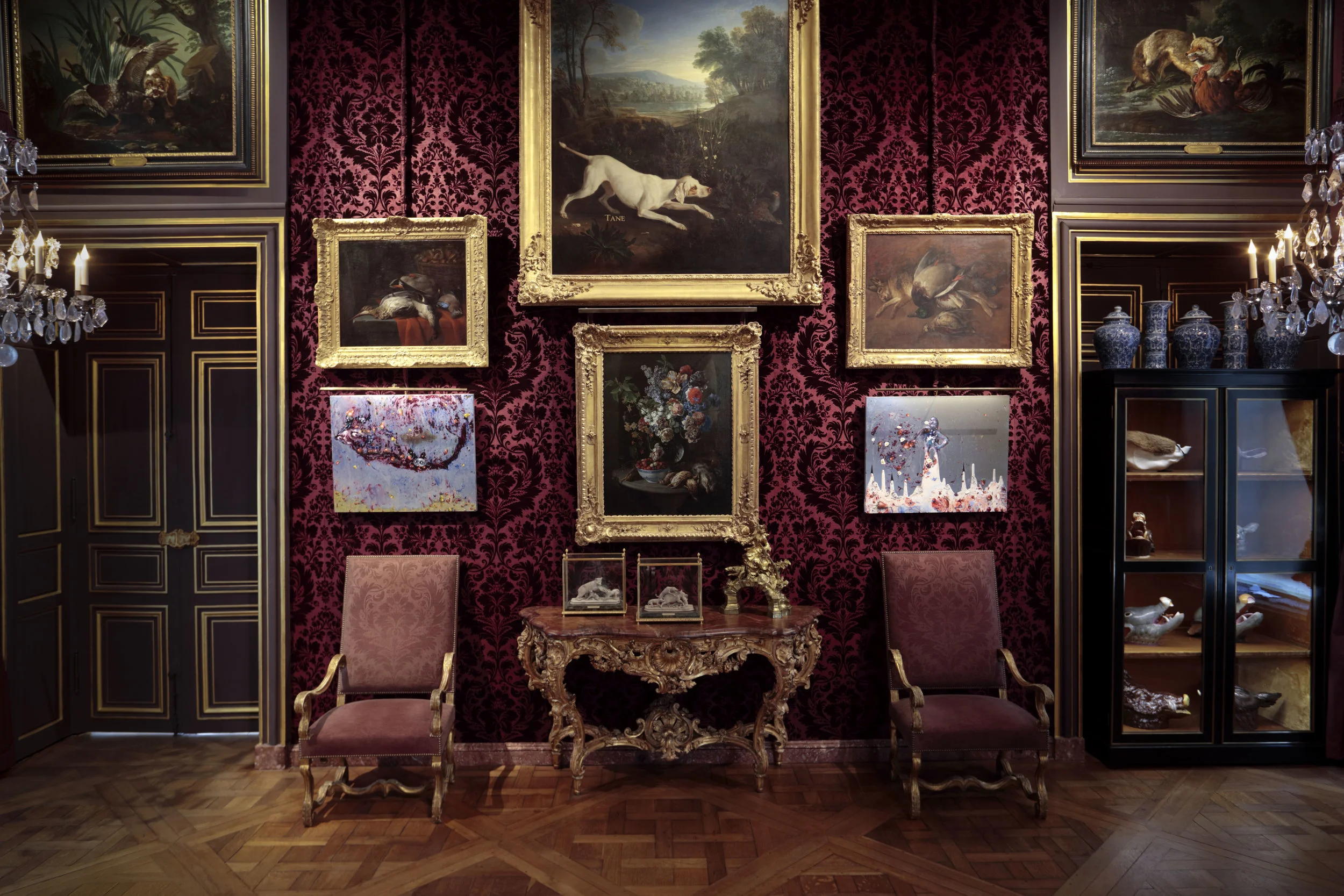  Vue d'exposition :&nbsp; En plein coeur , Musée de la Chasse et de la Nature, Paris 2017  Gauche :&nbsp; Caducée,&nbsp; 2017, émail à froid, huile, décalcomanie, bombe aérosole, glycéro, colle pailletée sur aluminium Droite :&nbsp; Avatar,&nbsp; 201
