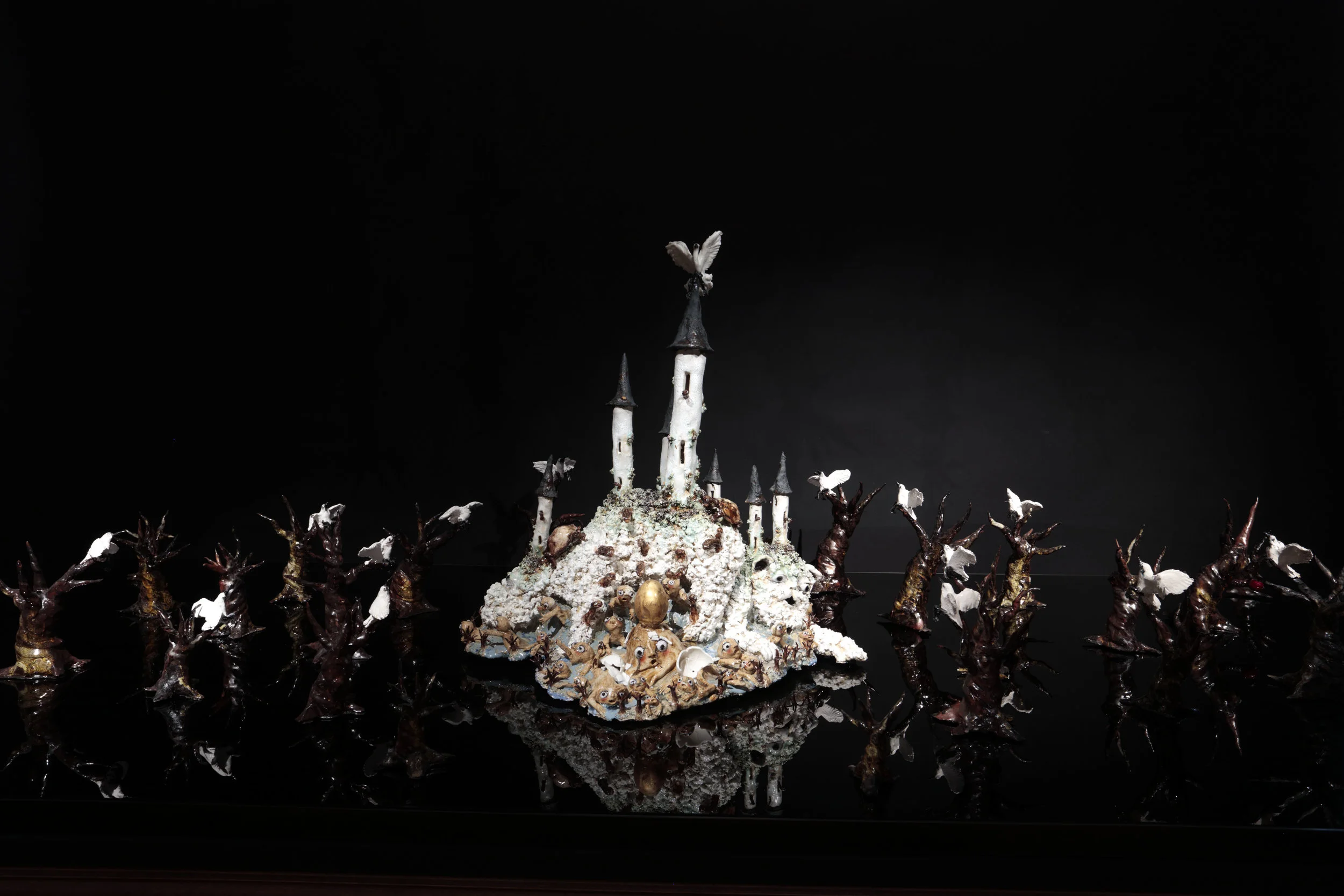   Les torts tuent,&nbsp; 2016-2017, grès et porcelaine éamillés, 58 x 223 x 100 cm 