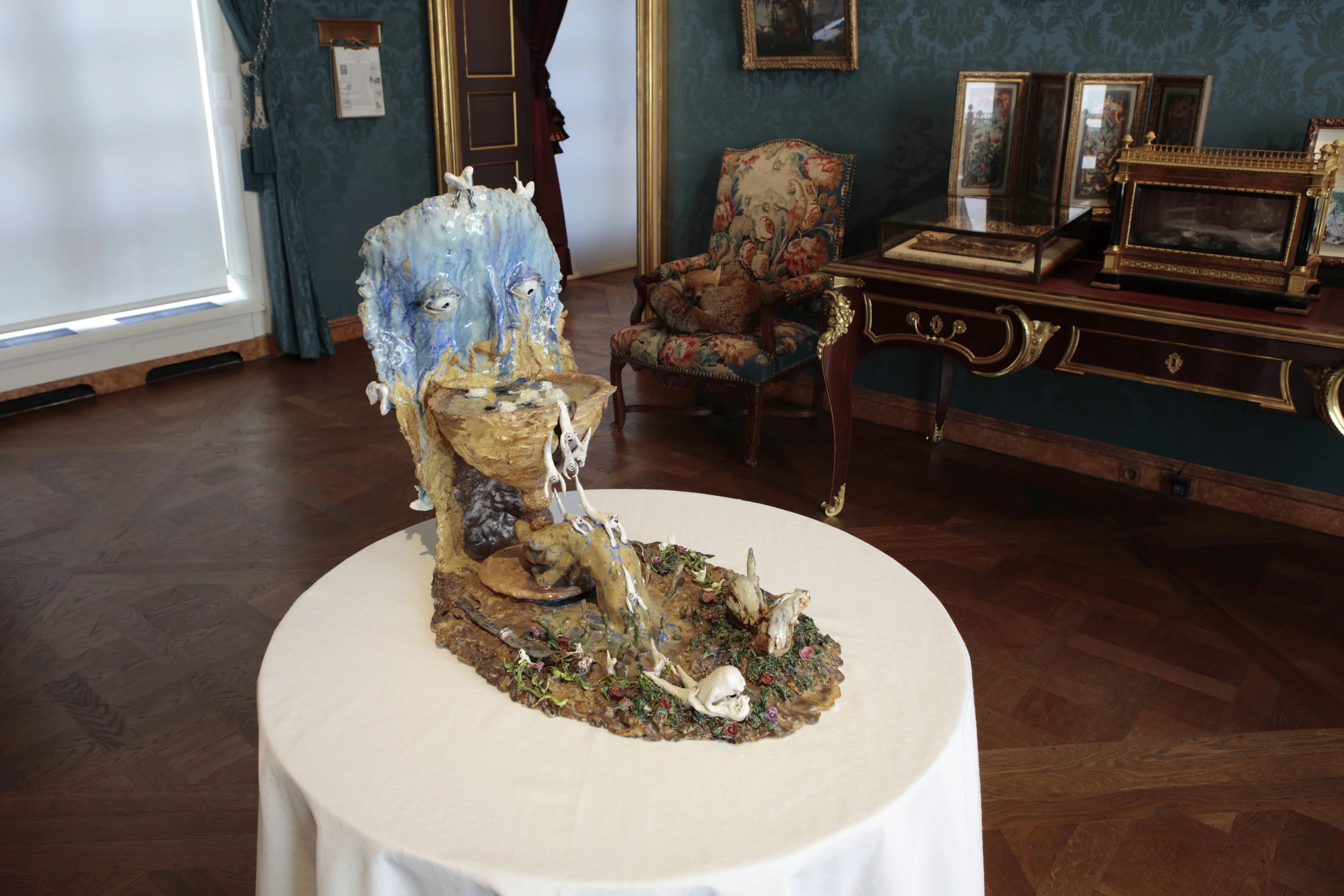   L'homme pragmatique,&nbsp; 2014, grès et porcelaine émaillé de Sèvres, émail or et platine, 40 x 65 x 55 cm 