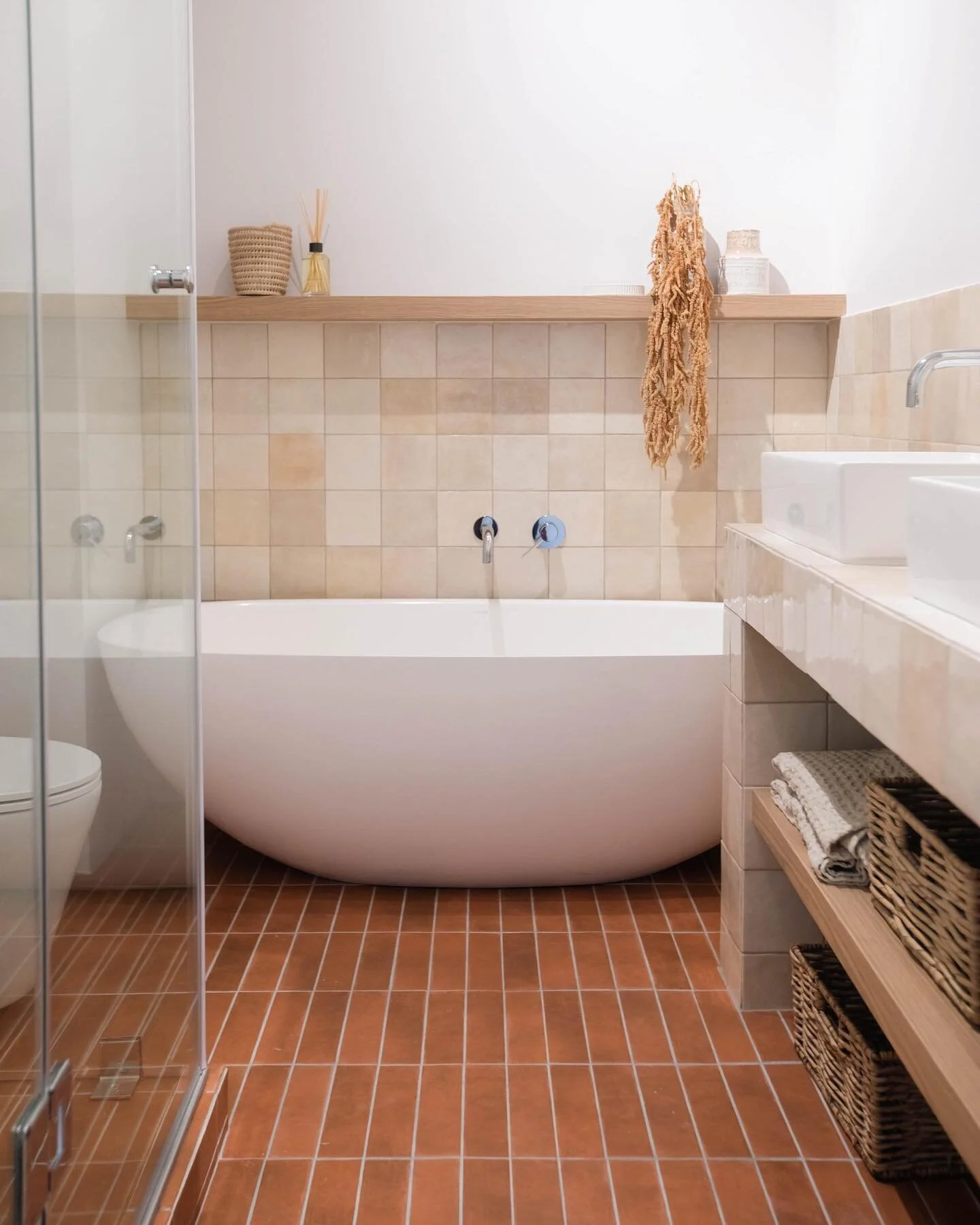 Bathroom details at our Pajed Project 🛁 swipe to the end for the before 

#interior #design #interiordesign #interiordecor #interiordecorating
#interiorstyling #styling #residentialinterior #residentialdesign
#homeinterior #homedesign #diningroom #d