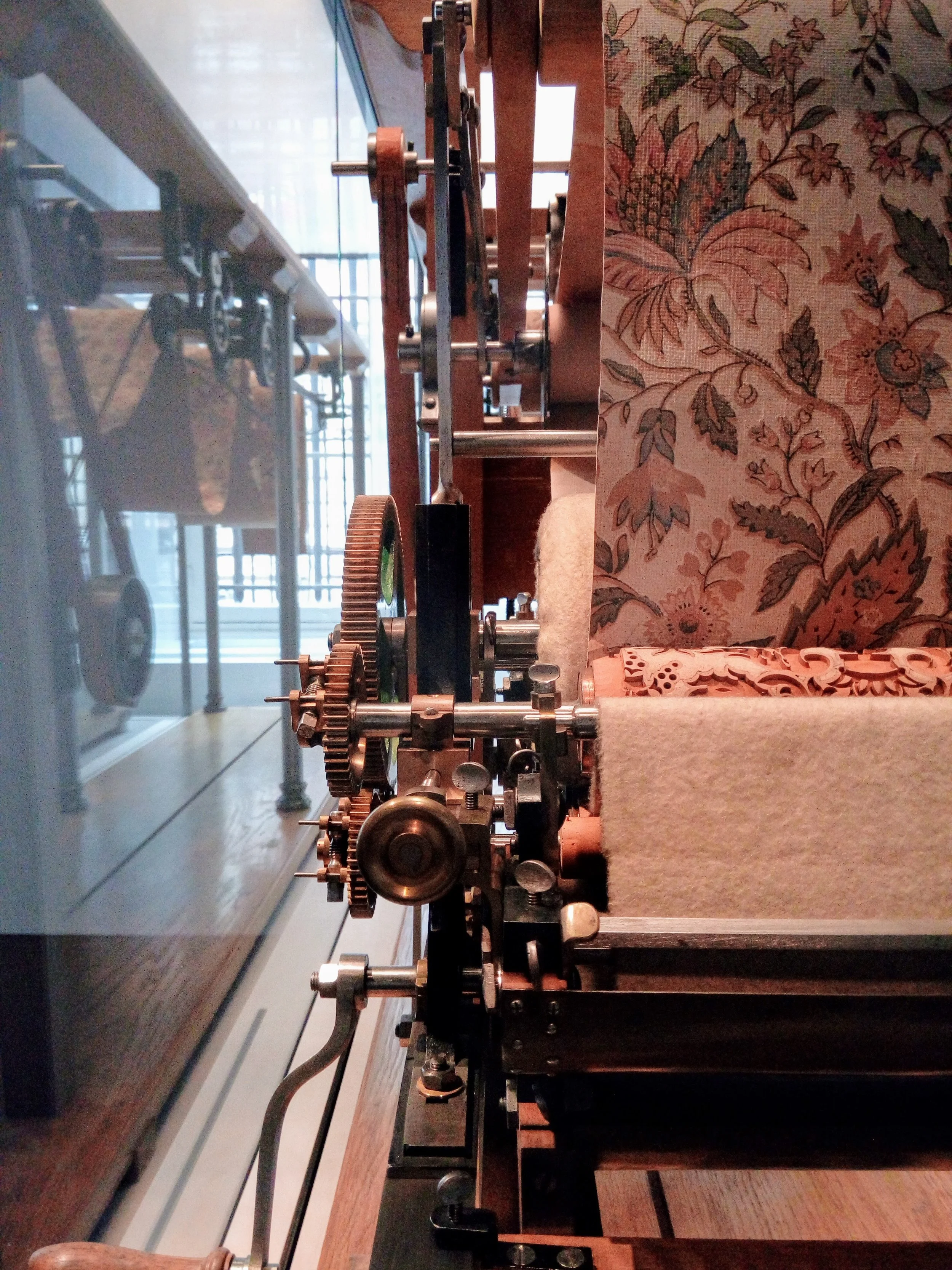 Une machine qui servait à imprimer 4 couleurs par cylindres de bois, pour papiers-peints.