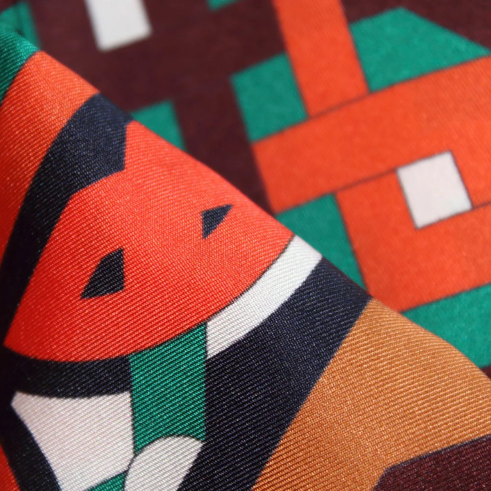 Détail des foulards Coralie Prevert en soie. Des ofulards créés à Paris et impirmés en Italie. Le cadeau idéal.