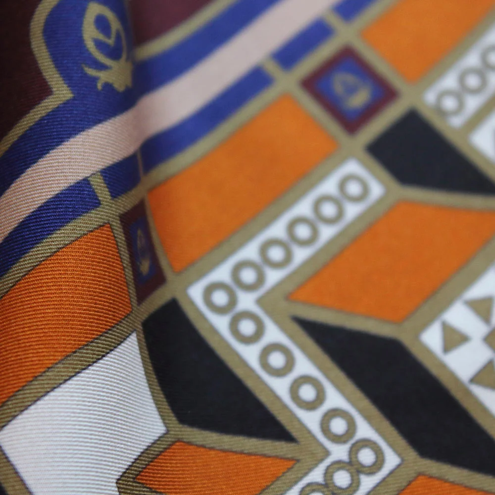 Détail des foulards Coralie Prevert en soie. Des ofulards créés à Paris et impirmés en Italie. Le cadeau idéal.