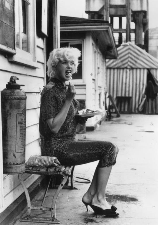 Jayne Mansfield in capris, mules and casual glam.... with a plate of ice cream and fruit.