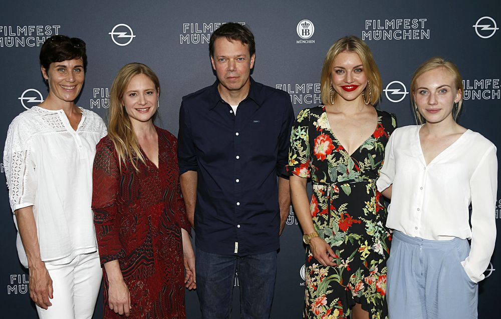  DAS VERSCHWINDEN, Weltpremiere auf dem Filmfest München 2017. V.l.n.r. Nina Kunzendorf, Julia Jentsch, Regisseur Hans-Christian Schmid, Johanna Ingelfinger, Elisa Schlott 