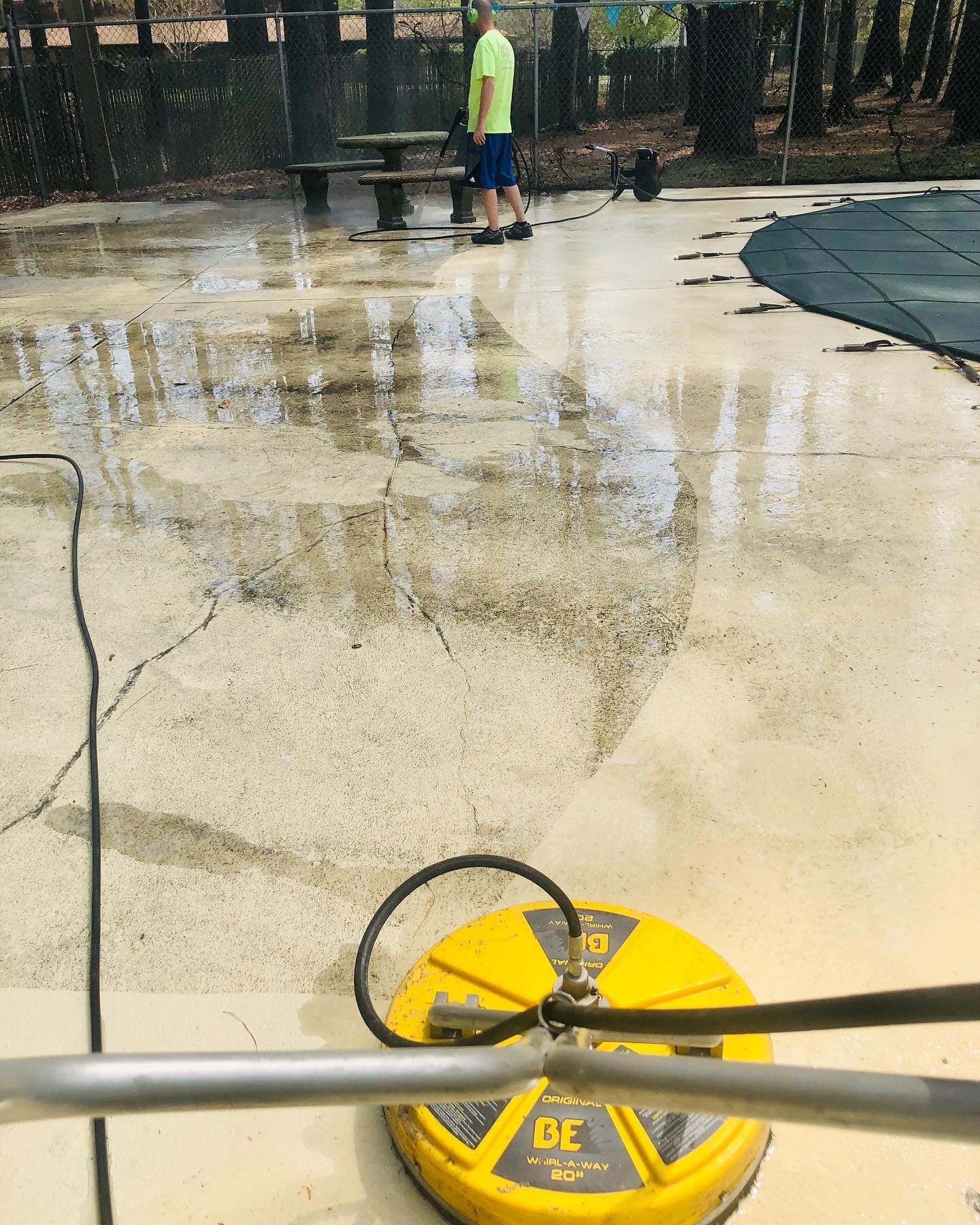 The temperatures are warming up so we out here getting dirty for our customers. Let us get you summer ready! #ezdoesitlawncare #wepressurewashtoo @imperfectangel_83