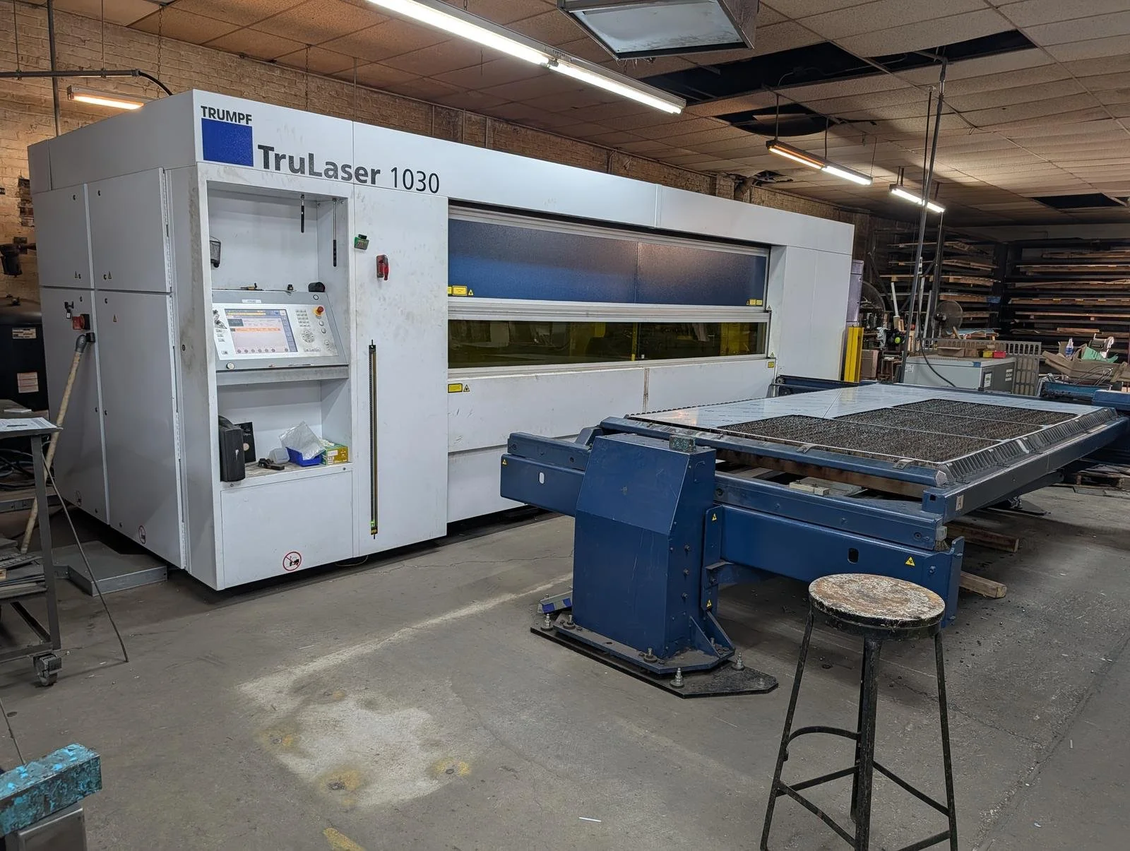 Fiber laser cutting machine with shuttle table in the shop