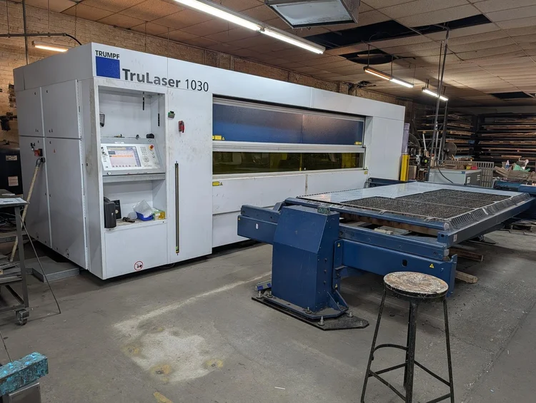 Fiber laser cutting machine with shuttle table in the shop