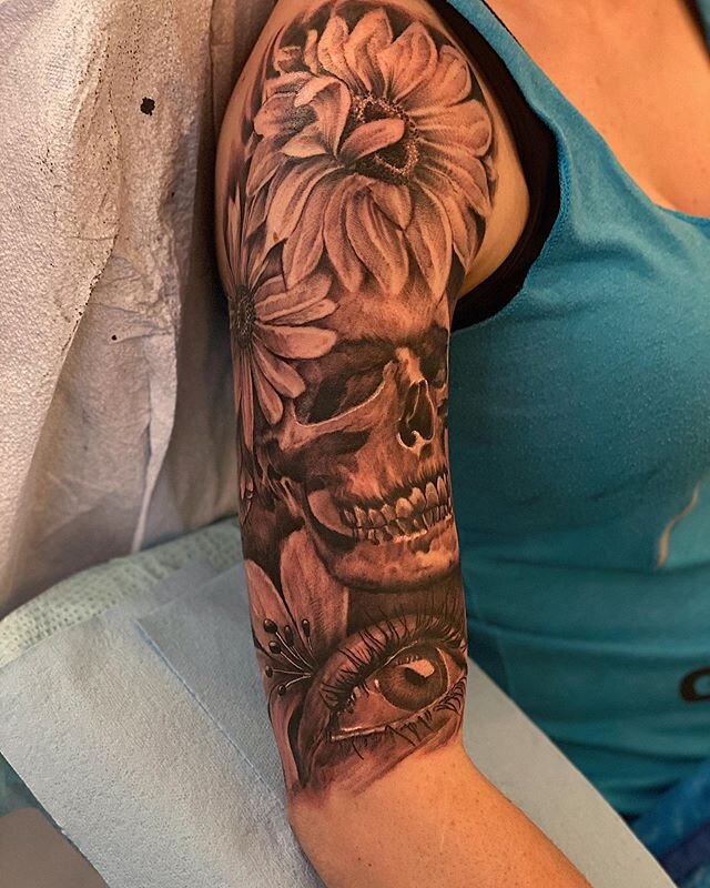 Got a good start to this sleeve. Thank you so much. #toughgirl #tattooedwomen #sleevedout #skull #floral #eye #iagainsti #wanderlust #thankyou