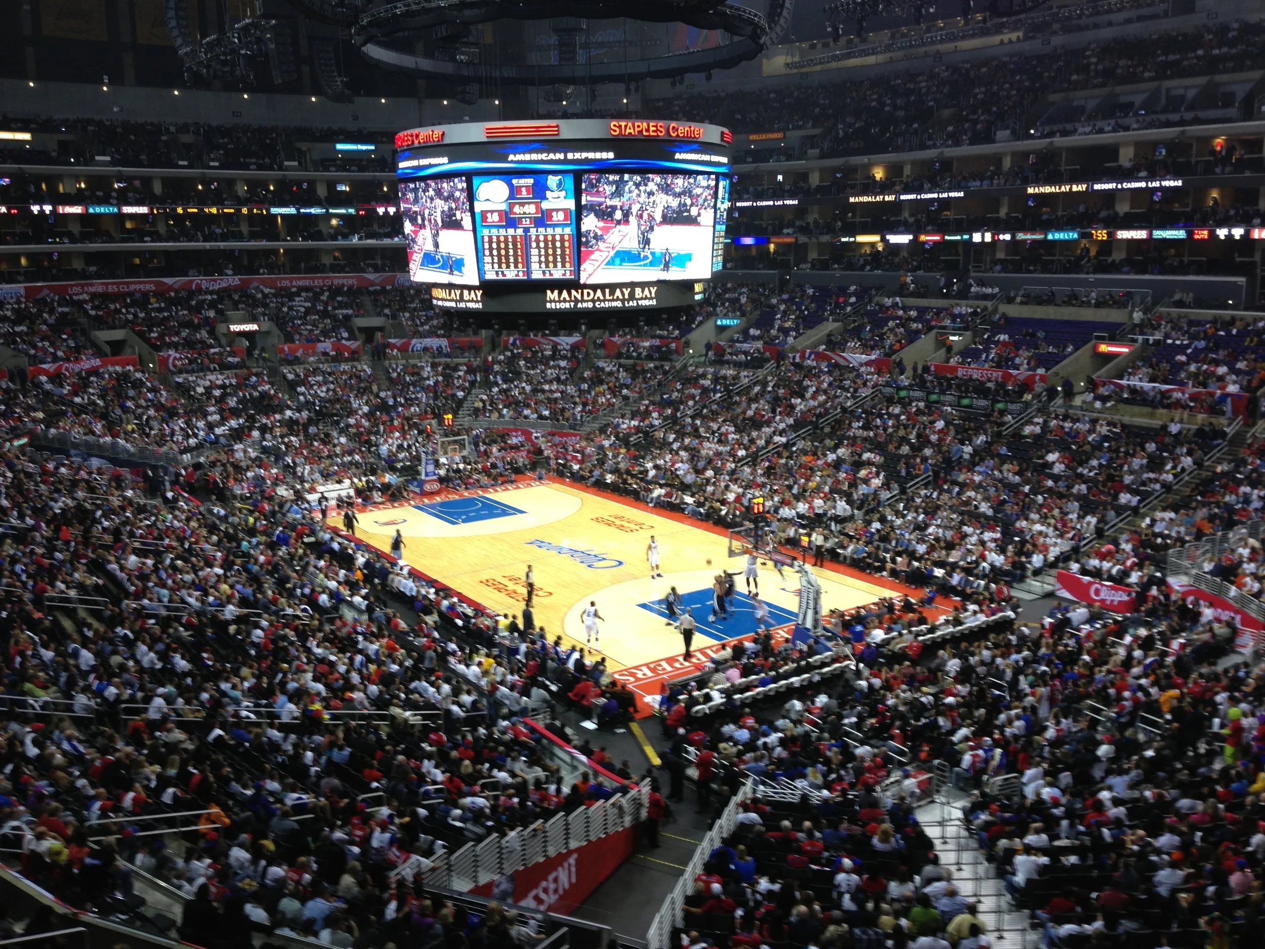 Timberwolves_Clippers_game_at_Staples_Center.jpg