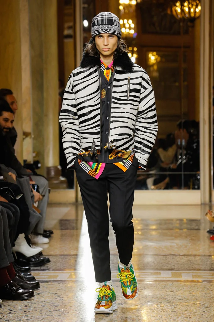 ob_ba8a44_versace-fall2018-menswear-arc-street-f.jpg