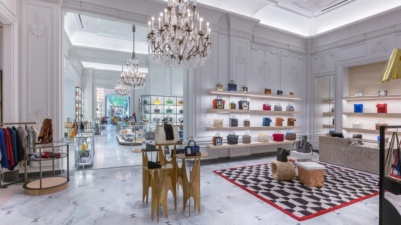 3063466-poster-p-1-bergdorf-goodman-looks-to-lure-offline-shoppers-with-promise-of-instagram-moments.jpg