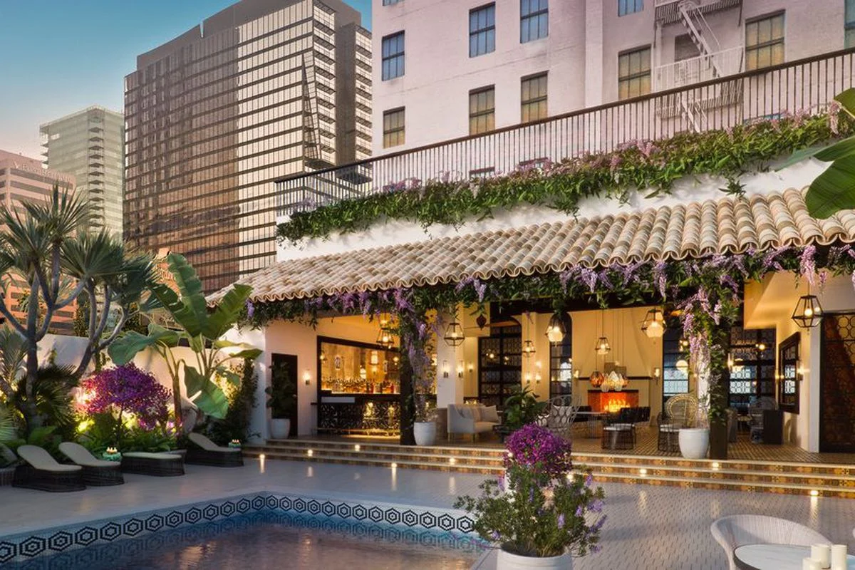 Pool_Bar_hotel_fig.0.0.jpg