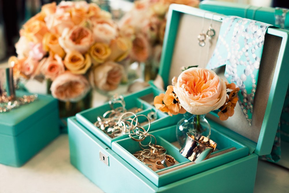tiffany-and-co-jewelry-box-with-peach-garden-roses.full.jpg