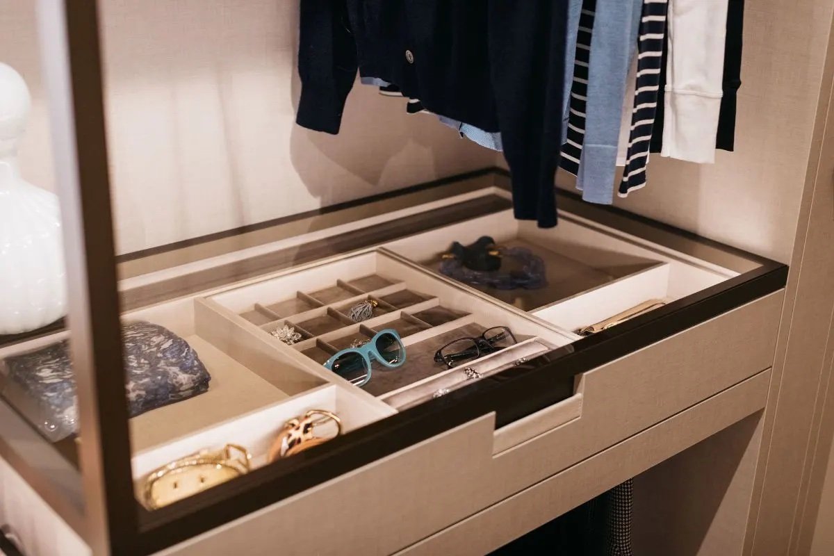 eggersmann-luxury-closet-glass-top-sunglass-accessories-display-case.jpg