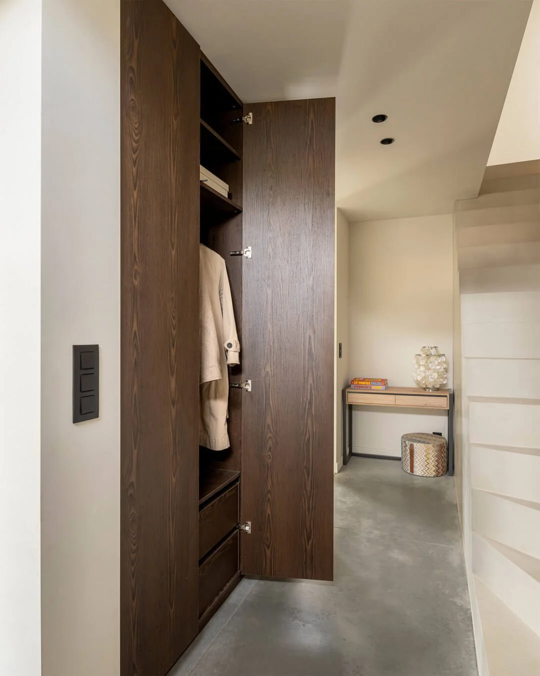 MaatkastenOnline-custom-entryway-wardrobe-in-patinated-brown-18_resized_f6a7dafa4b0c5ed06c0e9bc23b323ed1bab93357.jpg