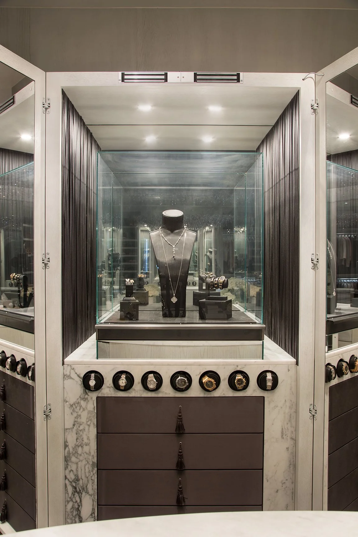 LIsaAdams_Carlyle_HerClosetJewelryCloset_WEB.jpg