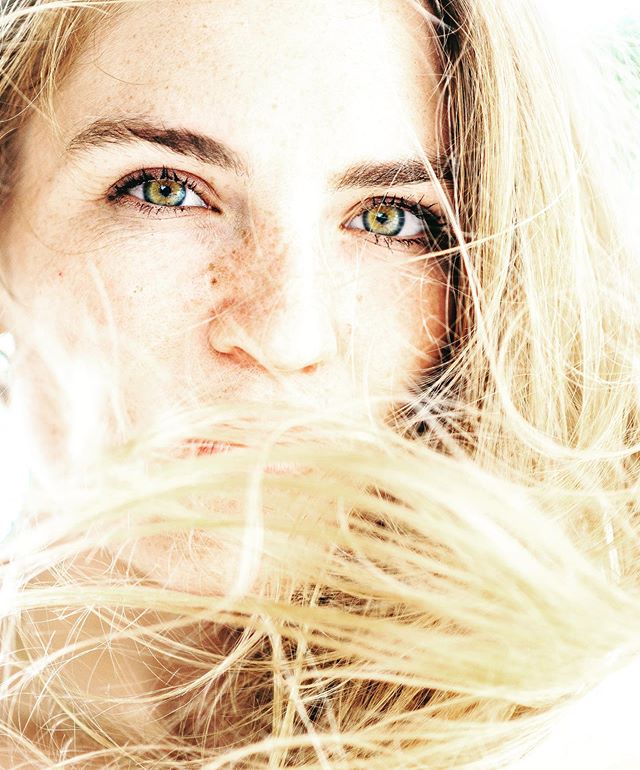 Wind. 🌪 Photographers friend or foe? Chose to embrace it, blown away by the results 😂 See what I did there? 
#floridaphotographer #windy #beauty #headshots #editorial #model #floridamodel #weather #notgoodathashtags