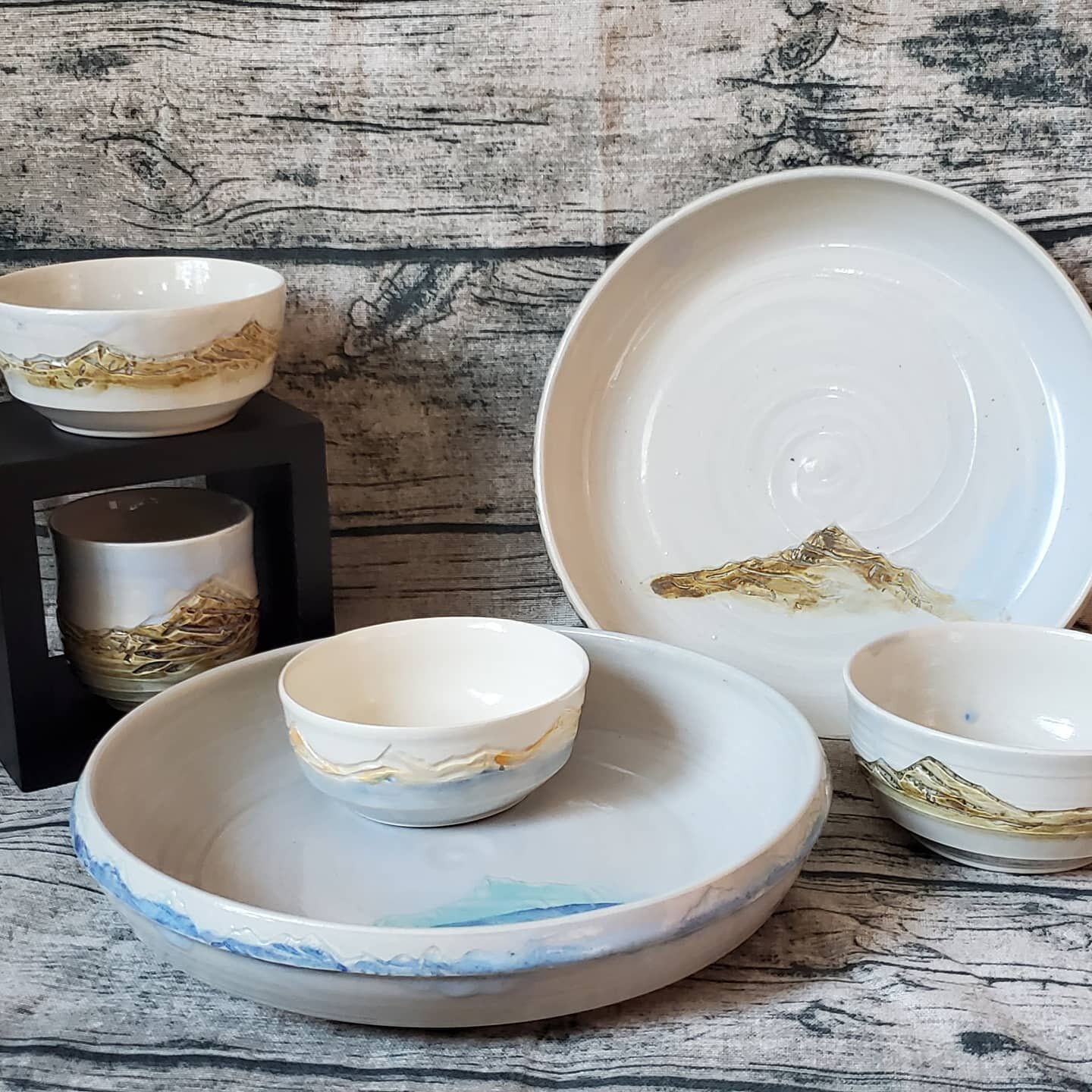 Beautiful serving plates and little bowls for nuts and sauces 

#madewithlove #ciarajayneceramics #ciarajayne #craft #mountains #mybanff #madeinBanff #mountainmug #pottery #potteryofinstagram #ceramics #ceramicsofinstagram #plainsmanclay #m370 #handm