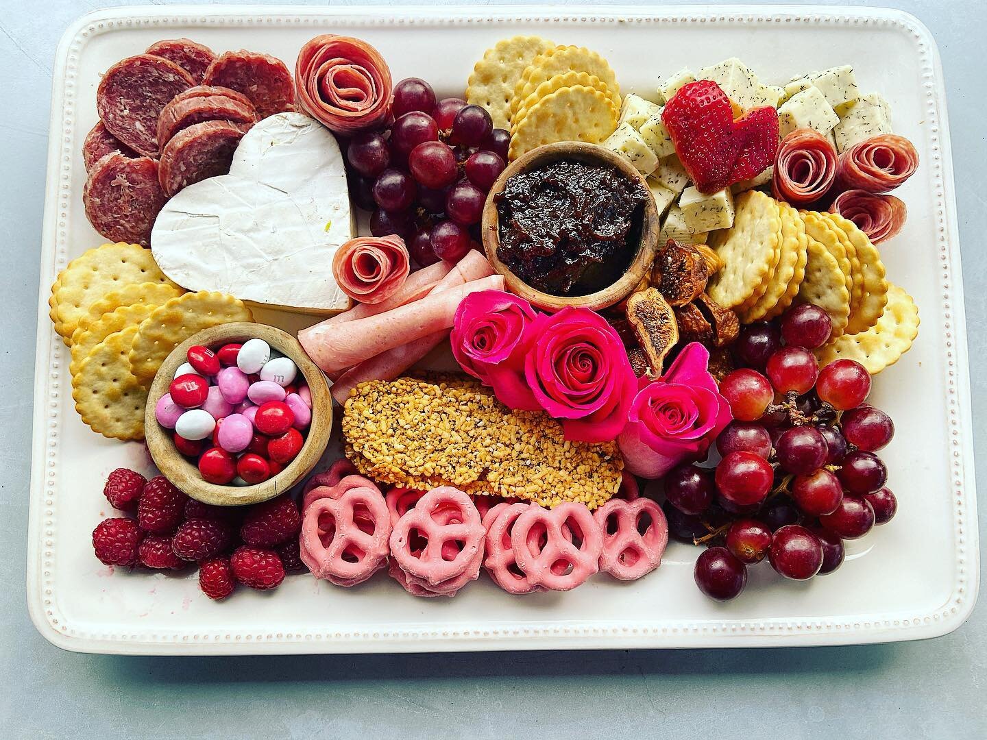 For when I&rsquo;m feeling fancy but don&rsquo;t want to cook: a charcuterie board 💘Tips on link in profile ☝🏻 #charcuterieboard #valentinesday2021