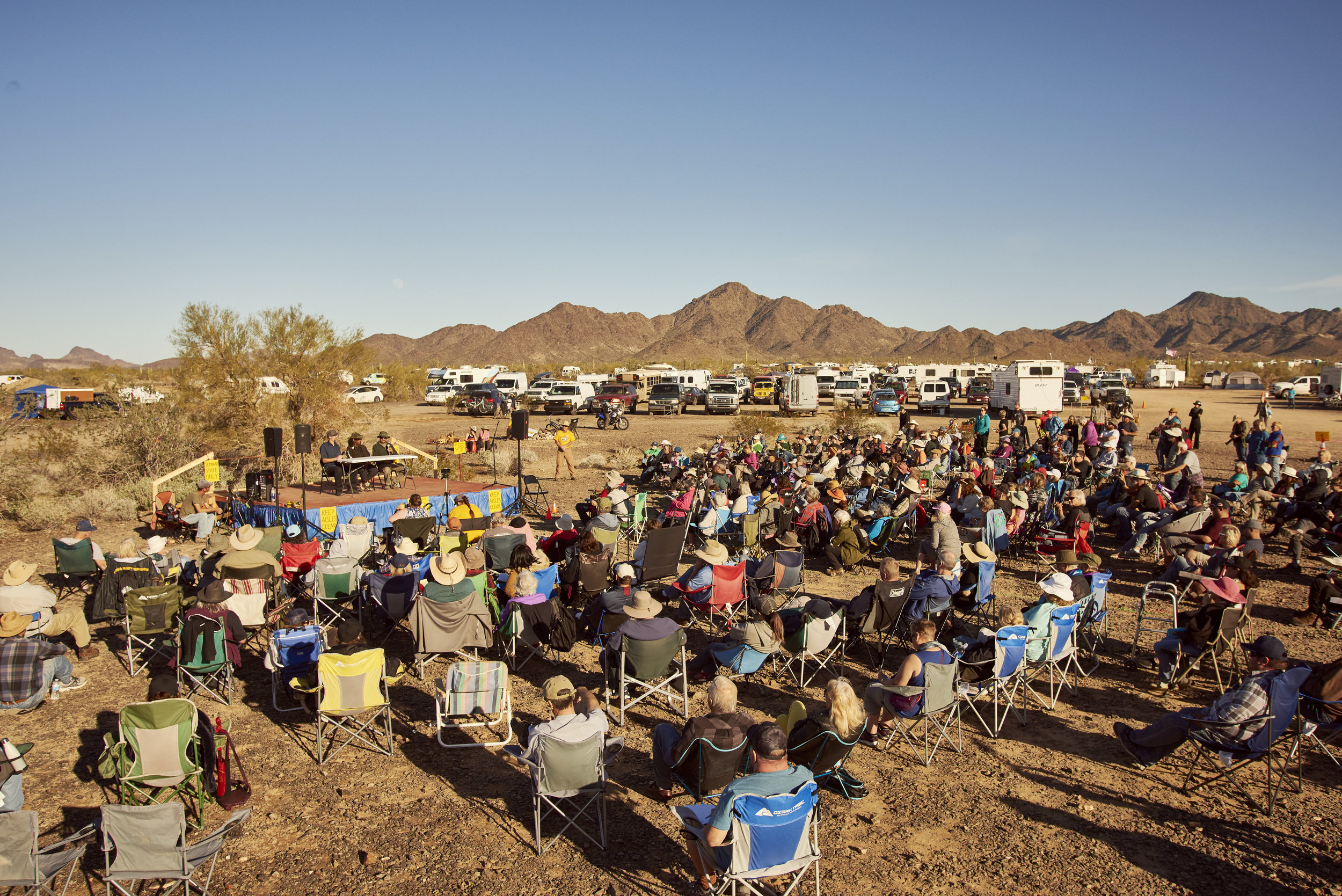  Feature for LeMonde Magazine FR about “Snowbirds” in Arizona. Quartzsite Arizona usually has an official population of around 3,000, but in January, the city can accommodate more than 150,000 people and between October and March, it sees nearly a mi