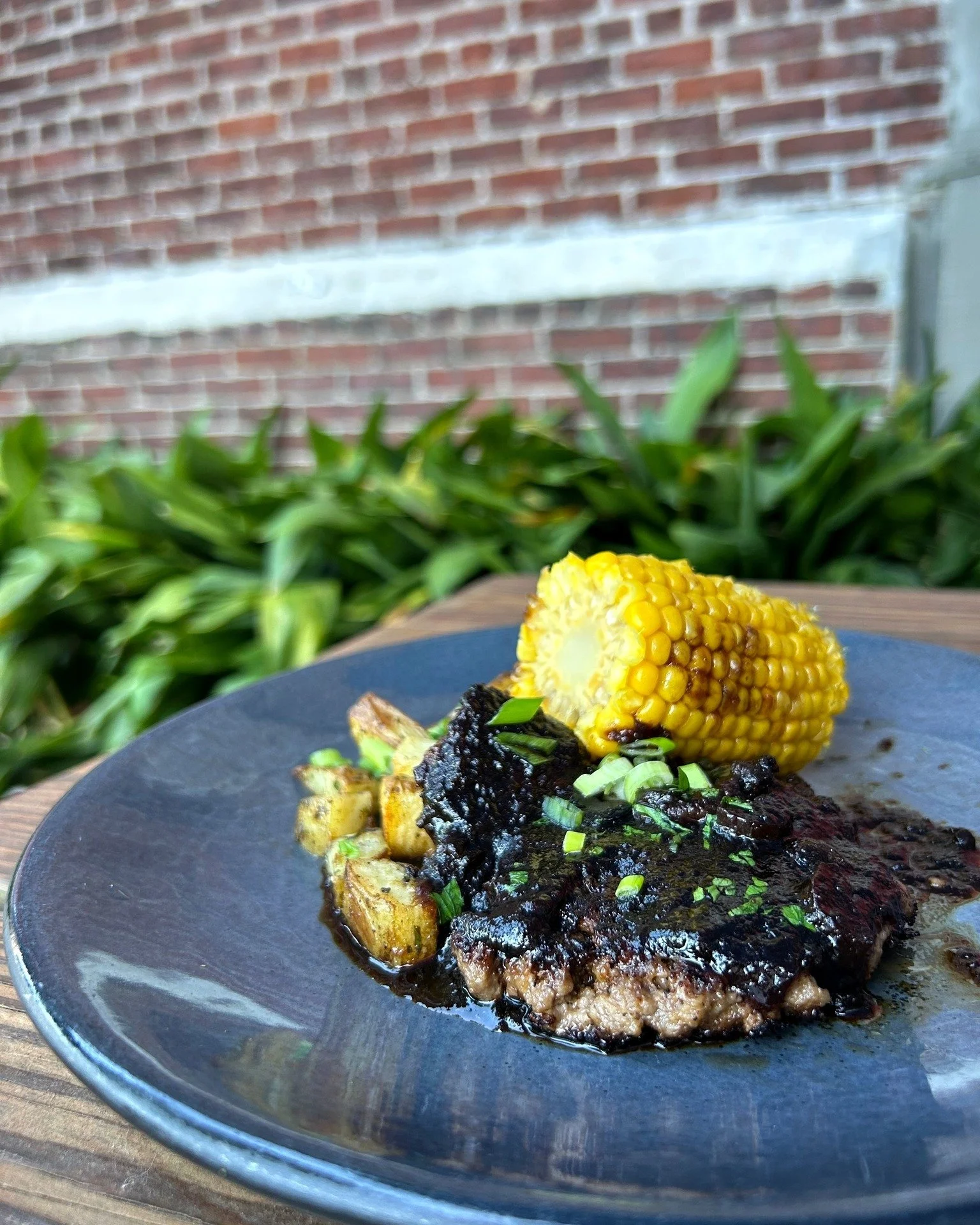 Foil Pack Dinner is on deck - Salisbury steak, corn on the cob, baby potatoes, and all the cozy campfire feels. It&rsquo;s part of our Summer Nights at Mash lineup. Come hungry, stay for trivia at 7pm!

#charlestonbar #summerdinner #trivianight #char