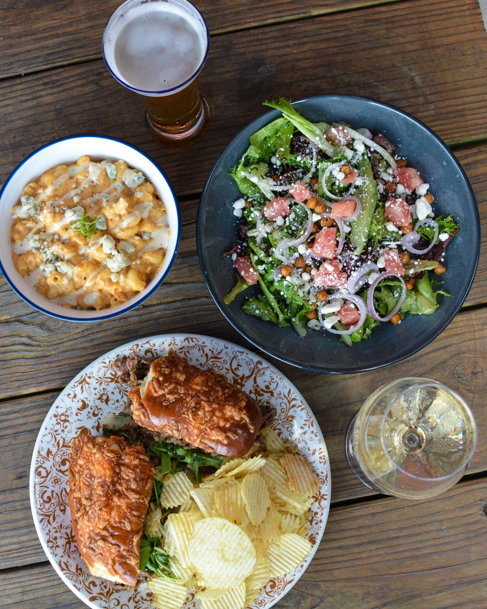 Bar bites have never looked this good!

From our juicy Steak Sandwich to our fresh Harvest Salad and everything in between, there's something on the menu for every palate. And trust us, everything tastes even better paired with your favorite drink. 
