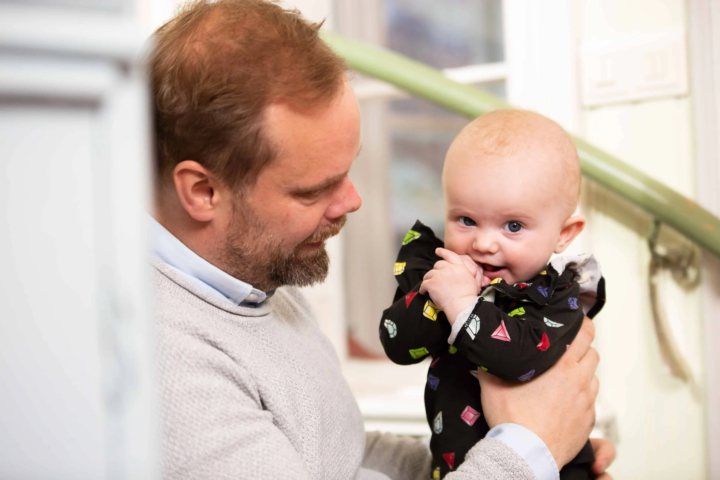En man som håller i ett spädbarn