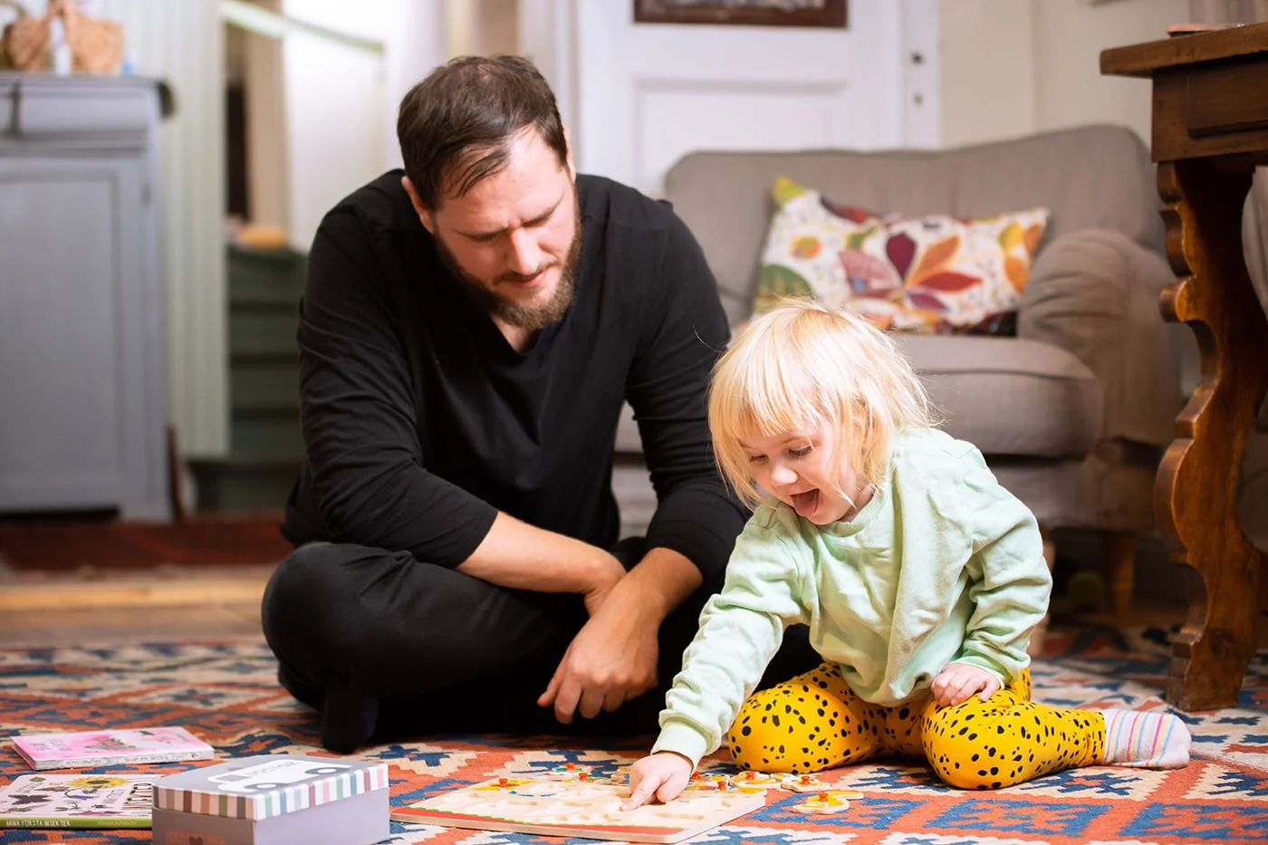 Vuxen arbetar med barn i hemmiljö som del av öppenvårdsinsats