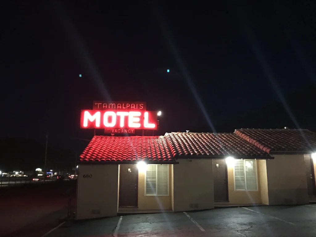 UN TIPO DE MOTEL