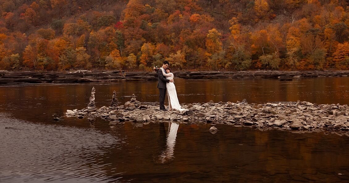 Loved this anniversary session from late fall with these two. They got all dressed up a year later to celebrate their journey together and create some art that felt more like them. 🥹✨❤️🥂 The perfect anniversary gift, maybe even the perfect Valentin