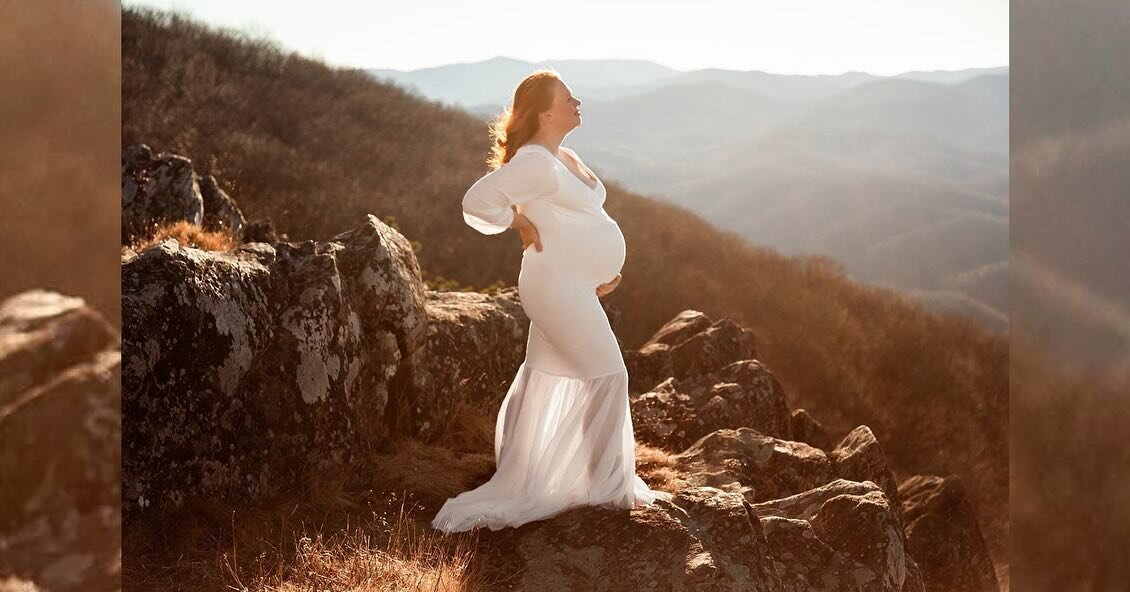 This Mother is so incredibly inspiring, what a gorgeous, brilliant warrior and she does it all with such grace. 😌 Capturing the magic of amazing growing families in Shenandoah National Park is always an honor. 🌄✨Returning to the same cliff where th