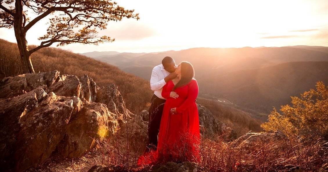 Returning to my favorite spot in Shenandoah National Park today! 🌲 Flashback to the magic of capturing this maternity session with this gorgeous and radiant mom embracing the wind with grace. Can't wait to capture another beautiful momma here today!