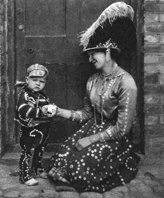Pearly Queen and Pearly Prince, London, 1926-1927. Cockney 'Pearly kings' (originally costermongers - fruit and vegetable sellers), wore suits covered in mother-of-pearl buttons. Illustration from Wonderful London, volume I, edited by Arthur St John Adcock, published by Amalgamated Press (London, 1926-1927). Photo Credit: HIP / Art Resource, NY Image Reference: AR963082