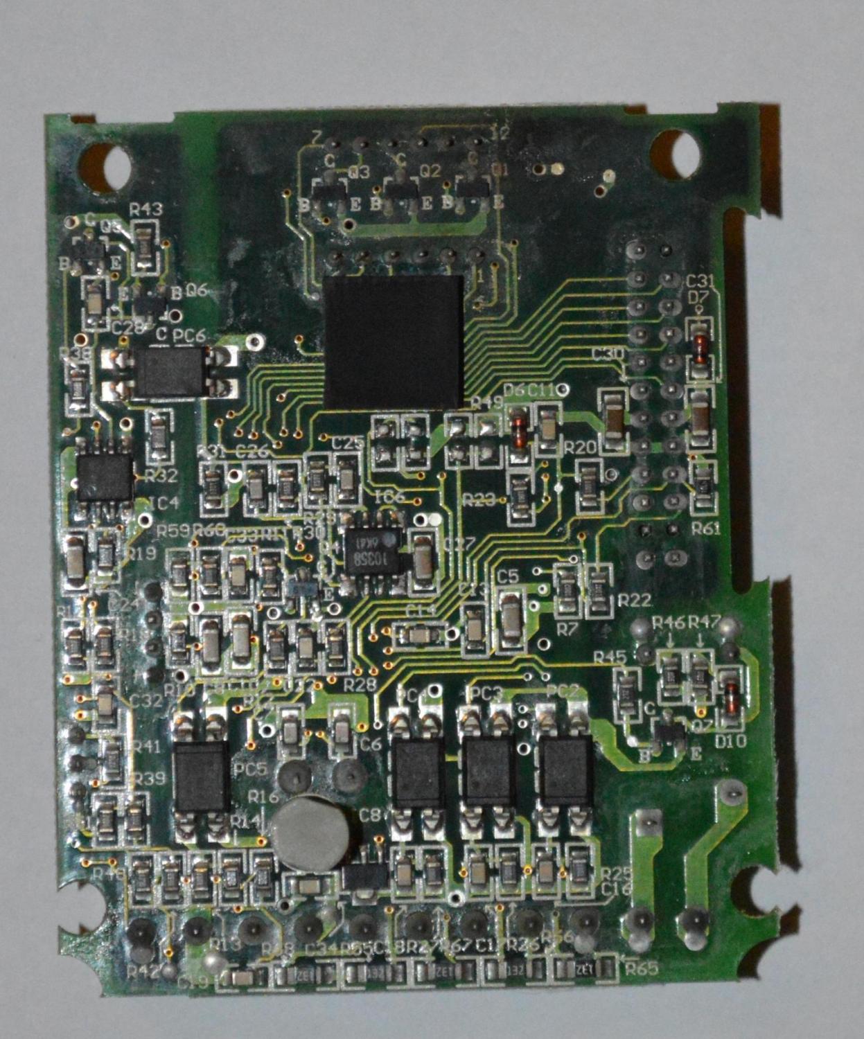 Bottom view of the controller circuit board. The SOIC(Gull-Wing) packaged chips are opto-couplers most likely used for the digital I/O.