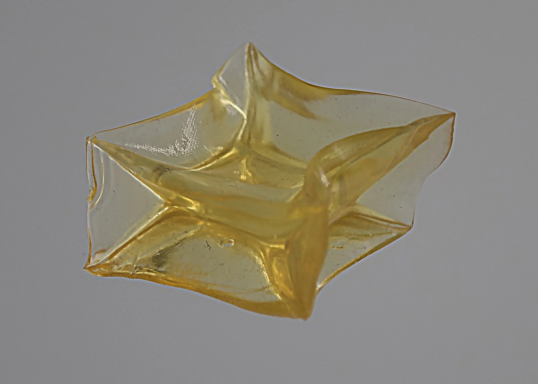 Gelatine hydrogel, contracting into organic geometries