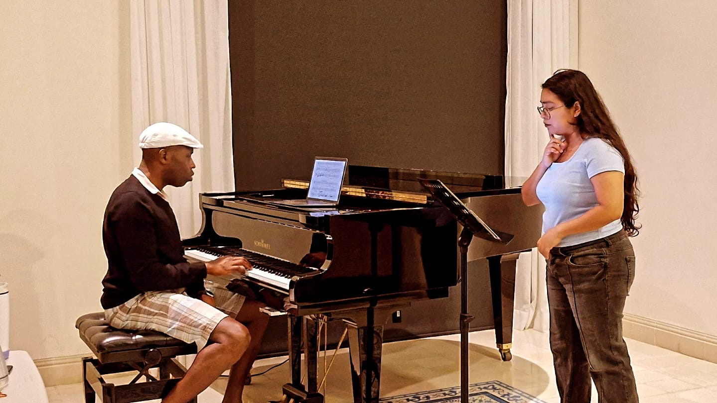 Hervé Goffings coaching a singer during a French repertoire masterclass at Estudio de Ópera de Mérida in Mexico.