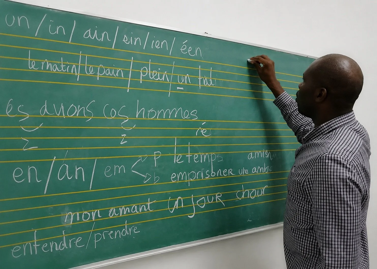 Hervé Goffings teaching French diction and pronunciation to singers