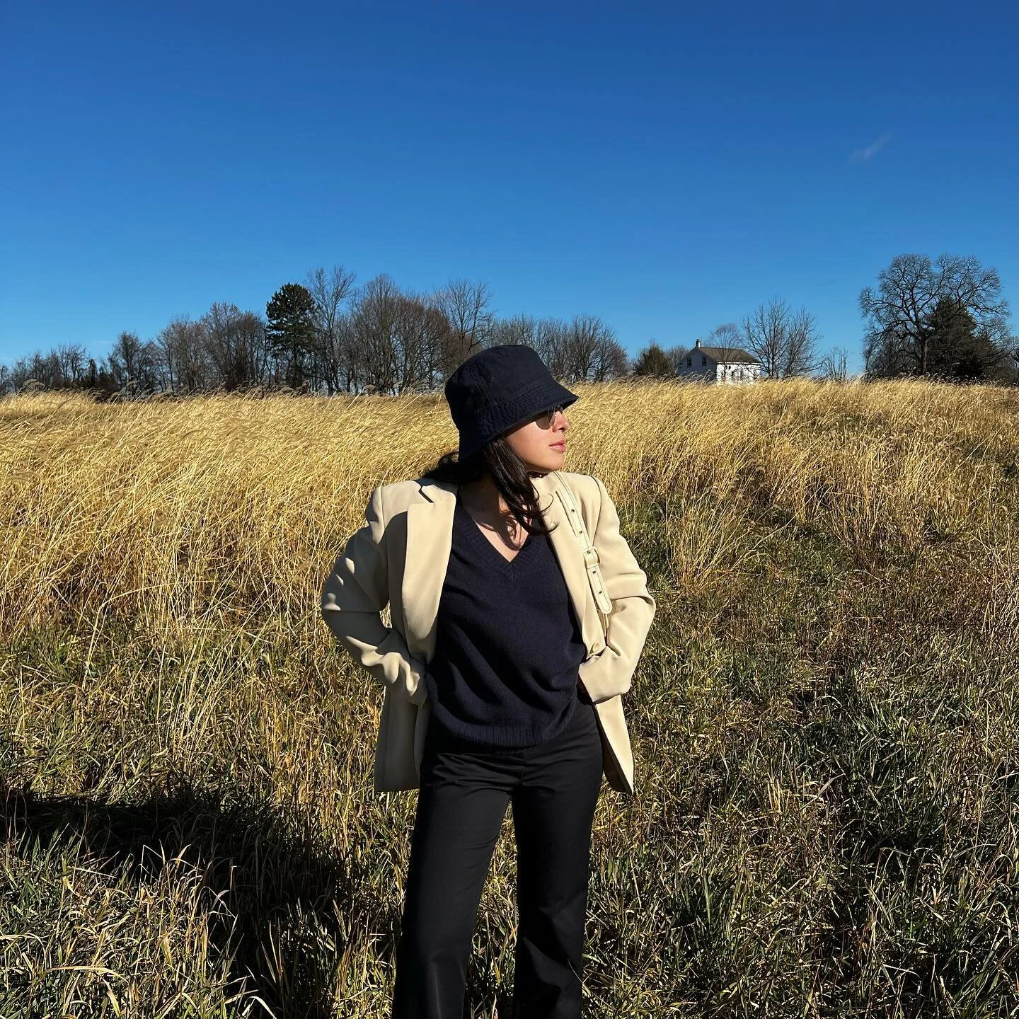 First shoot of 2023 complete. ✔️ Ft. the Iman V-Neck Cashmere Sweater in Navy that @nakedcashmere gifted me. Crazy soft and super versatile. A quality staple for your core wardrobe.👌🏽
#nakedcashmere #skeepersfamily