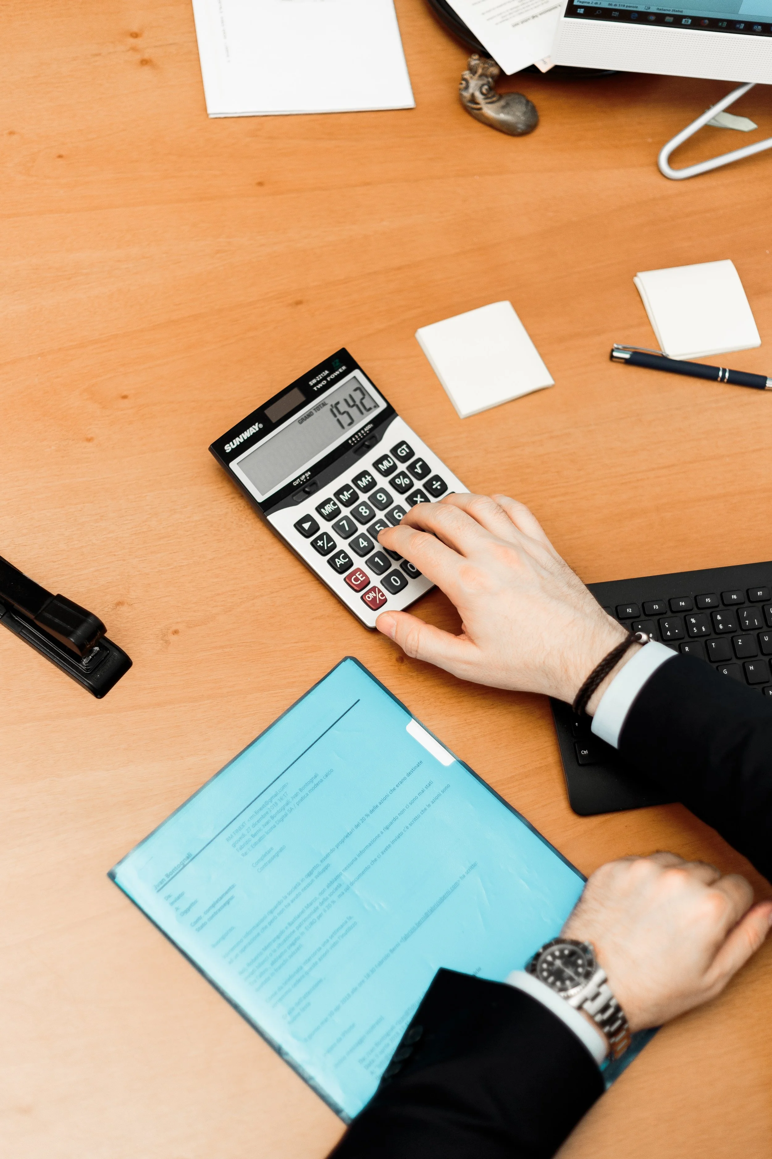 calculating-contemporary-data-2058138.jpg