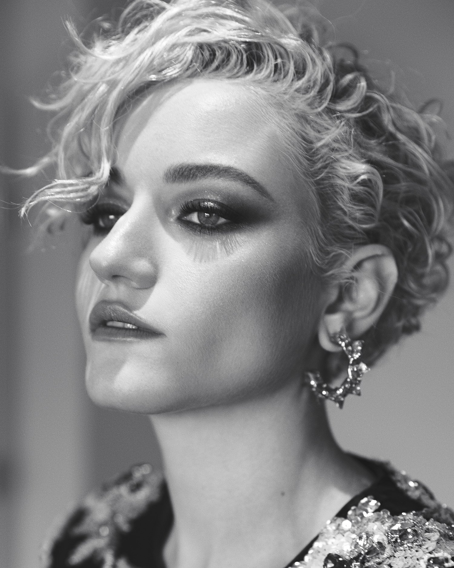  Julia Garner 