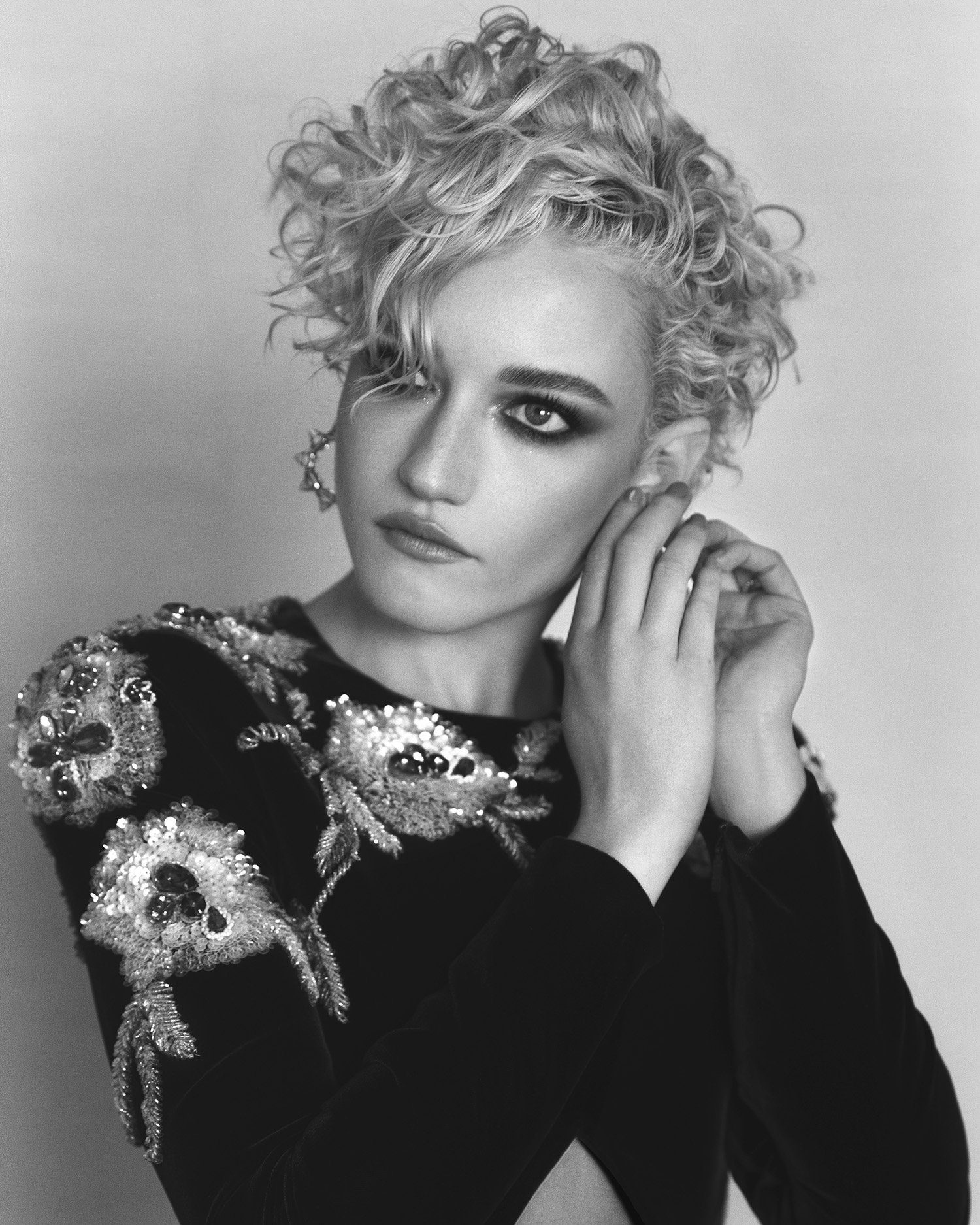  Julia Garner 