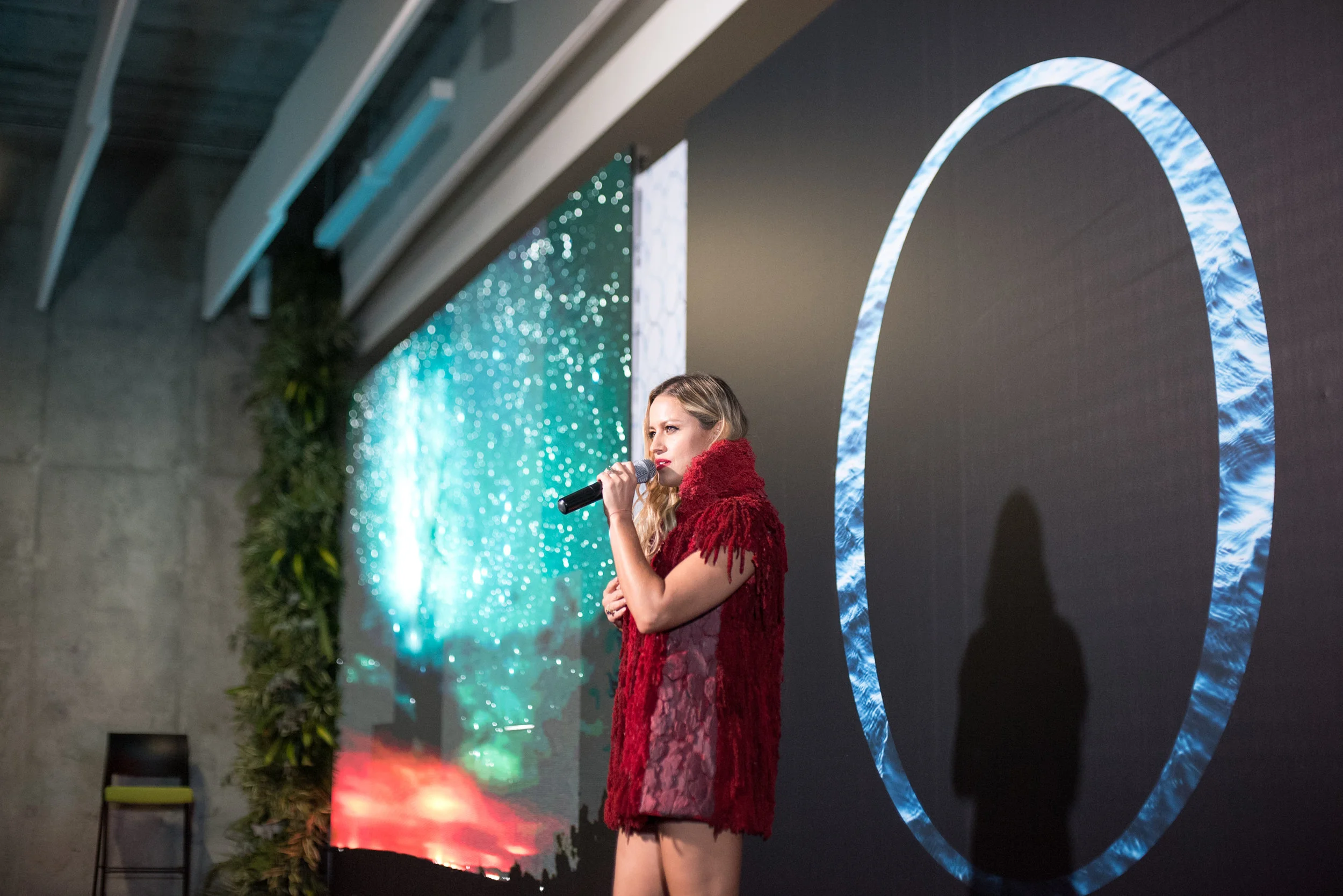 Lola Ponce performs at the end of the Omina Summit 2018 / Photo: Mauricio Martinez