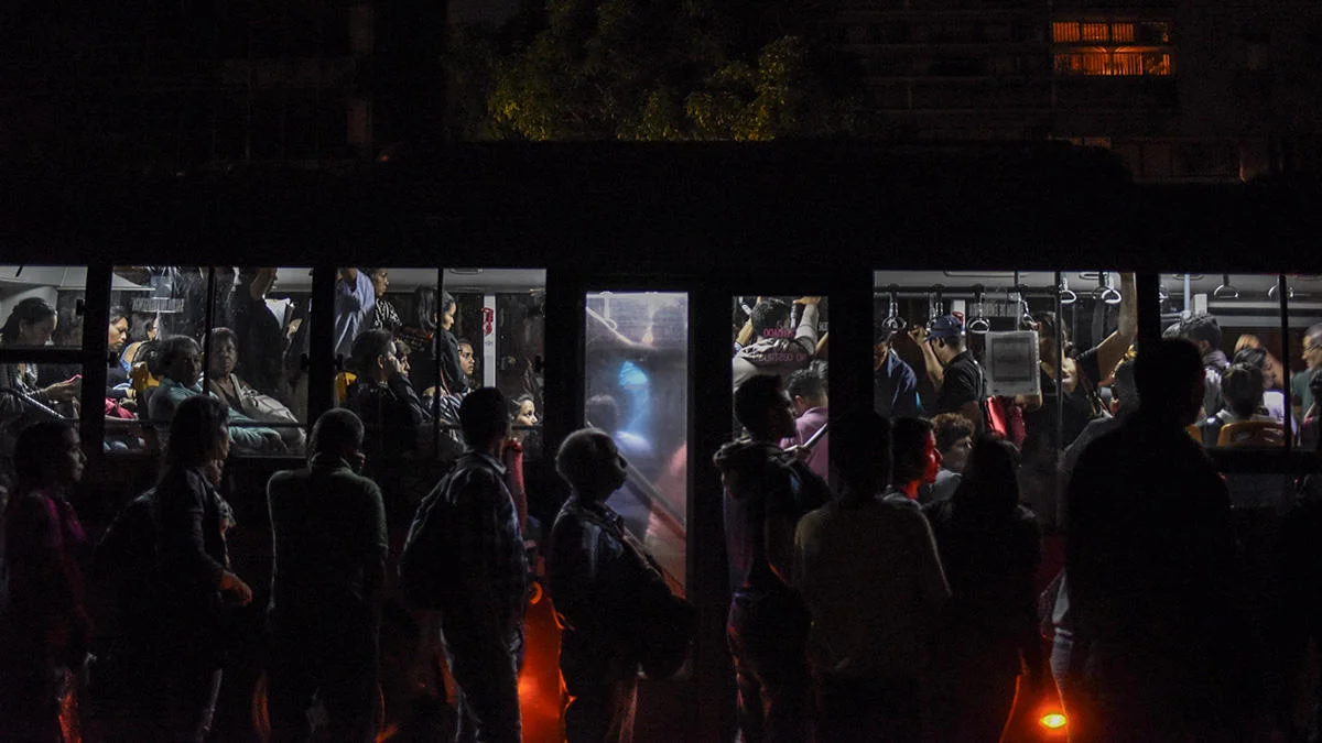 Residents stand in line for buses during a major blackout in the Chacaito neighborhood of Caracas, Venezuela, on March 7, 2019 / Photo: necn.com