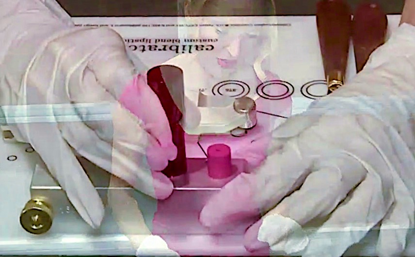 在拉斯维加斯的道斯定制化妆品口红实验室体验制作定制口红的礼物